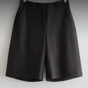 Other Stories Kostymshorts - Ett par snygga lite längre kostymshorts i strl 34. Prislapp sitter kvar då jag aldrig använt dom💕Nypris: 790kr