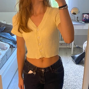 Stickad tröja - Stickad tröja i xs. Stretchigt material:) skriv för fler bilder, pris kan diskuteras!