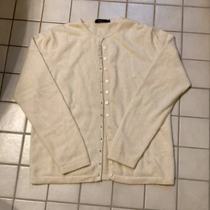 Kashmir kofta - Vit Kashmir kofta från Wico❤️ storlek M men passar också S! ❗️ANVÄNDER EJ KÖP NU FUNKTIONEN❗️