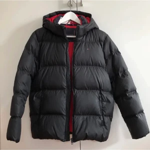 Vinter jacka  - Snygg vinter jacka ifrån Tommy hilfiger storlek xs men skulle sga att den passar även s 