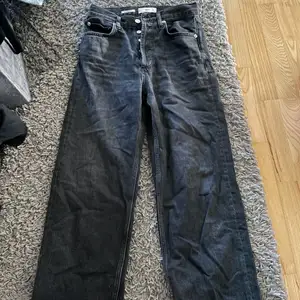 Svarta jeans från mango med i strl 36, passar mindre med ! Tyvärr alldeles för korta på mig som är 168,  av dig om du har frågor💛