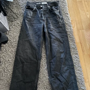 Svarta raka jeans  - Svarta jeans från mango med i strl 36, passar mindre med ! Tyvärr alldeles för korta på mig som är 168,  av dig om du har frågor💛
