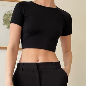 Svart träningströja - Denna svarta träningströja, så skönt material att träna i! Flyttar utomlands snart och kommer enbart ha tid att posta fram tills 8/9 så passa på!! 💘 TRYCK INTE PÅ KÖP DIREKT!