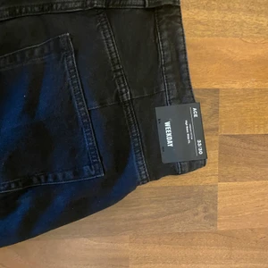 Jeans - Svarta jeans, aldrig använda, storlek 33/30, modell ace, köpta från weekday 