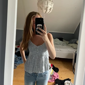 Brandy Melville Linne - Skisnyggt linne från brandy Melville, köptes förra sommaren, jättefint skick