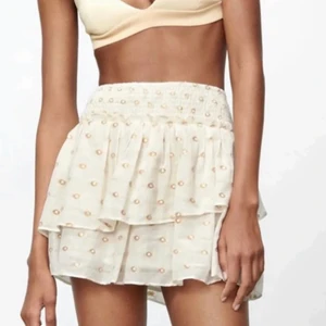 Zara kjol - Funderar på att sälja denna populära zara kjol då den inte kommer till användning så mycket som jag trodde. Storlek M men passar bra på mig som har S. Köparen står för frakt. Säljer bara vid bra pris💓