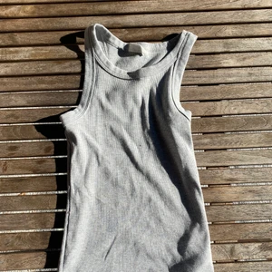 Gina linne - tajt, grått, sitter fint. använd 1-2 gånger.