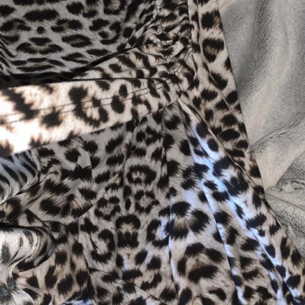 Klänning i leopard men urringning och slits, väldig fin o skönt strachit material. Säljs pga används inte.. Klänningar.