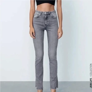 Gråa jeans från Zara i strl 34. - Gråa jeans från zara i strl 34.  Sparsamt använda.