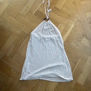 vit topp - köpte i frankrike kommer inte till användning!