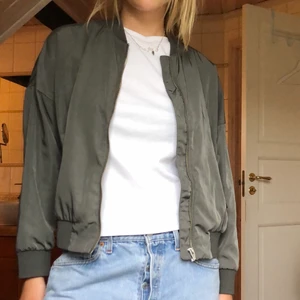 Bomberjacka grågrön  - Bomberjacka i gröngrå.