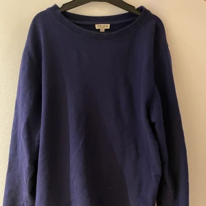 Kenzo tröja  - Marinblå Kenzo tröja med tryck på båda ärmarna.