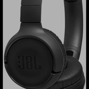 Jbl hörlurar - Hörlurar i toppskick!! Medkommer orginal laddaren från boxen! Jag har använt dem ett ett litet tag men dem är som nya