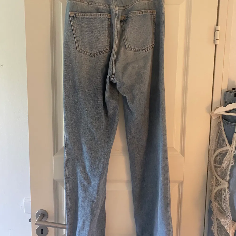 H&M jeans, ett par jätte fina straight jeans. . Jeans & Byxor.