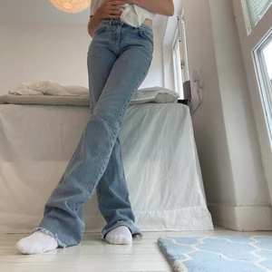 Jeans Gina tricot - Snygga jeans från Gina tricot!! Bootcut i modellen💖 sitter SÅÅ fint på! Dom är lite långa på mig som är ca 165 cm💕 mid waist🌟