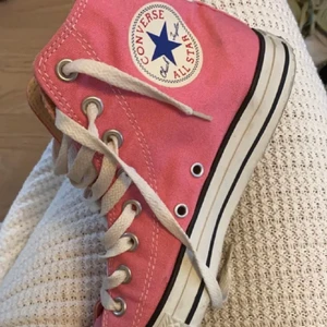 converse  - jätte fina knappt använda converse storlek 39,5! köpta runt 800 säljer för 300 eller kom med bud från 200! 