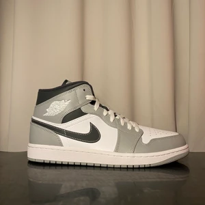 Jordan 1 mid  - Helt nya Jordans i storlek 44.  Skriv för fler bilder! 