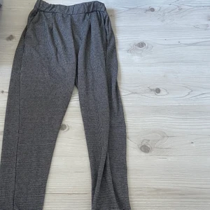 Rutiga byxor - Rutiga kostym liknande byxor i storlek M. Frakt tillkommer vid behov. Kom med bud 