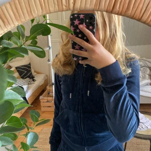 Juicy couture zip kofta - Night sky juicy kofta, använd en gång. Nytvättad. Storlek Xs (köpt från juicy coutures egna hemsida) original pris 1100 men nytt pris på 850 kr inklusive frakt 49 kr betalar man själv❤️