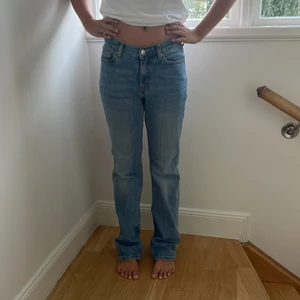 Jeans - Så fina mid/Low waisted jeans från weekday I modellen twig. Väl använda men i väldigt bra skick. Säljer pågrund av att de är för små.