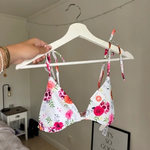 Bikiniöverdel  - Säljer denna bikiniöverdel! Den är helt oanvänd med prislapp kvar!!🙌 Köpt den för 129kr på bikbok och säljer den för 30kr +frakt!🤍