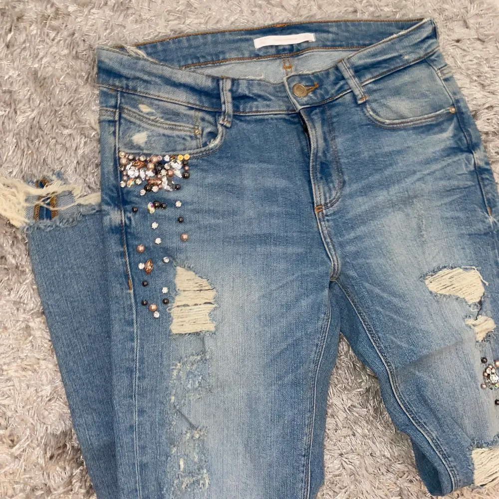 Zara jeans med snygga slitningar och stenar. Jeans & Byxor.