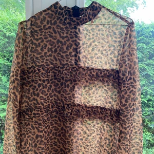 Blus Six ames - Genomskinlig blus med små volanger och lite glitter 