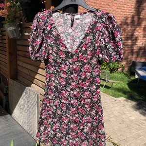 Klänning - Blommig klänning från HM. Strl 32🌷