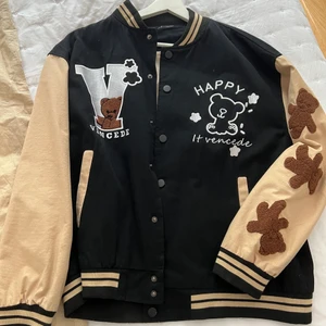 Varsity jacka 🤎 - Varsity jacka som jag fick i present förra hösten, inte min stil längre så därför säljs den :/ Både gullig och snygg med björnar på, passar jättesnyggt till hösten då den är brun och matchar färgerna ute🤎