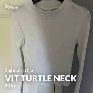 Vit turtle neck  - Tight vit tröja med lite turtle neck. Använt många gånger men fortfarande bra skick. Storlek xs.