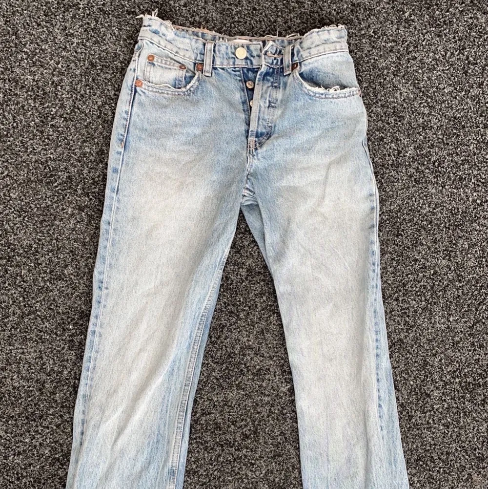 Säljer dessa mid rise jeans från Zara strl 32 då dom blivit för små för mig. Byxorna sitter bra i längden på mig som är ca167. Är flera intresserade så startar jag budgivning. Köparen står för frakten💞. Jeans & Byxor.