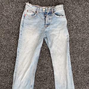Säljer dessa mid rise jeans från Zara strl 32 då dom blivit för små för mig. Byxorna sitter bra i längden på mig som är ca167. Är flera intresserade så startar jag budgivning. Köparen står för frakten💞