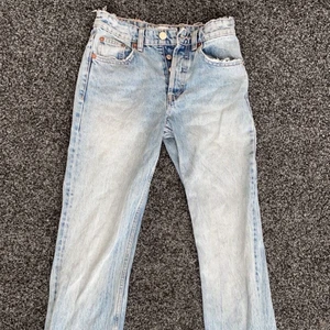 Zara Mid Rise Jeans - Säljer dessa mid rise jeans från Zara strl 32 då dom blivit för små för mig. Byxorna sitter bra i längden på mig som är ca167. Är flera intresserade så startar jag budgivning. Köparen står för frakten💞