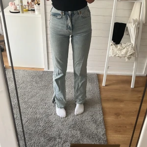 Jeans  - Jättefina blåa jeans från bikbok, super bra skick it sönder eller slitna nånstans💕 ny pris 600kr 