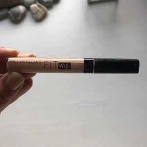 Concealer helt ny - Maybelline fit me concealer i nummer 15, köpte fel färg, bar testad en gång. 
