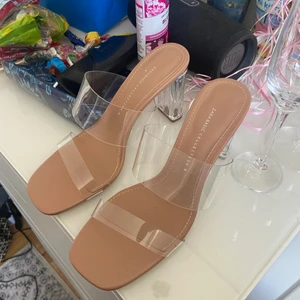 KLACKAR - Populära zara-klackar! Dessa i storlek 40 men passar mig som har 39 i vanliga fall, dessa är ALDRIG ANVÄNDA. Köpta för 399 men säljer för 200+frakt. pm för fler bilder eller frågor💕