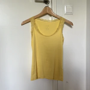 Gult linne - Ett gult linne i stolek s 💛 köpt second hand