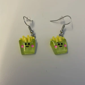 Örhängen - Pommes örhängen för 10kr + 13kr frakt! Örhängeskrokarna är INTE nickelfria!🤍