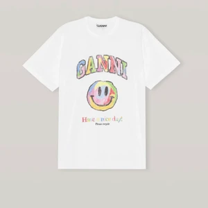 Ganni tshirt - Säljer min superfina ganni t-shirt då jag inte får mycket användning av den😍 Köpte den för cirka 850kr🫶🏾 det finns tyvärr en brun-utan-sol fläck på axeln där av priset❤️‍🔥 (priset kan diskuteras)