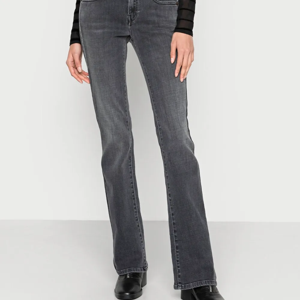 Skit snygga jeans från disel som är slutsålda! Säljer endast för att dom va för stora i midjan på mig…. Jeans & Byxor.