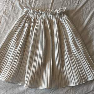 Vit kjol i fint skick från ginatricot, storlek 36 men passar större storlekar pga stretch!