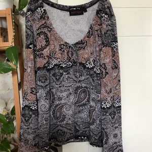 Långärmad tröja mönster - Mönstrad tröja med band/snöre som går att dra åt och knyta för att göra halsringen större/mindre :)  Stretchigt bomullsmaterial, sitter som en S/M