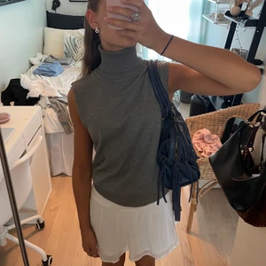 Topp med krage - snygg topp med krage från Saint Tropez, köpt på Åhléns. Endast använd en gång! 💕 Möts upp i Sthlm Elr fraktar men då står du för frakten✨