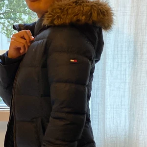 Tommy hilfiger jacka - Essential basic down jacket. I sista bilden ser man färgen mer tydligen då den är mörkblå. Skulle säga passar xs-s