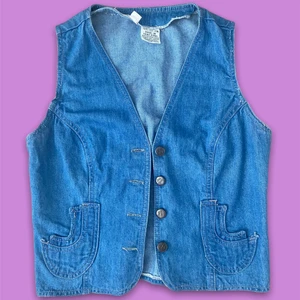 Jeans väst  - Jeans väst i bra skick, passar XS-S. Unik och svårt att hitta! Frakt tillkommer. 