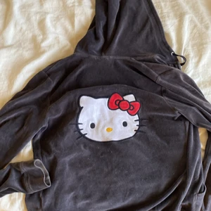 Hello kitty kofta - Söt hello kitty zip up. Storlek S!💕om fler är intresserade blir det budgivning! 