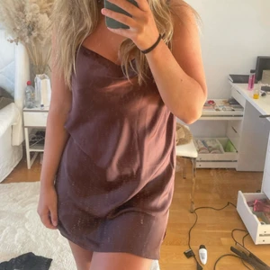 Satinklänning - Brun satinklänning från HM. Använd vid va 2 tillfällen. Frakt tillkommer på 59kr. 