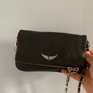 Säljer nu minussiffror väska - Köpte den precis när det blev trendigt och köpte för 3500 kr och säljer för 1500kr då den it kommer till användning men den har inga skador och det är inget fel på den dust bag kommer med vid köp och den har ett långt band och ett kort band så man väljer