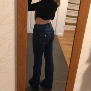 Low waist jeans, detaljerade fickor - säljer dessa lågmidjade fina jeans 💕 säljer för 250 men pris kan diskuteras vid snabbt köp . Midjemåttet är 62cm och innerbens måttet är 81cm🎉 