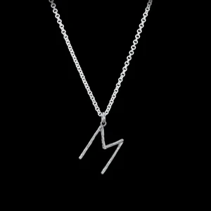 Maria Nilsdotter halsband  - Säljer nu mitt fina Maria halsband. Det är ett A inte ett M . Längd 50 och är jättefint till kortare halsband också. Köptes nytt för 1400kr och säljer hela för 900kr då jag nästan aldrig använder de nj när jag köpt ett nytt halsband. Har låda till.